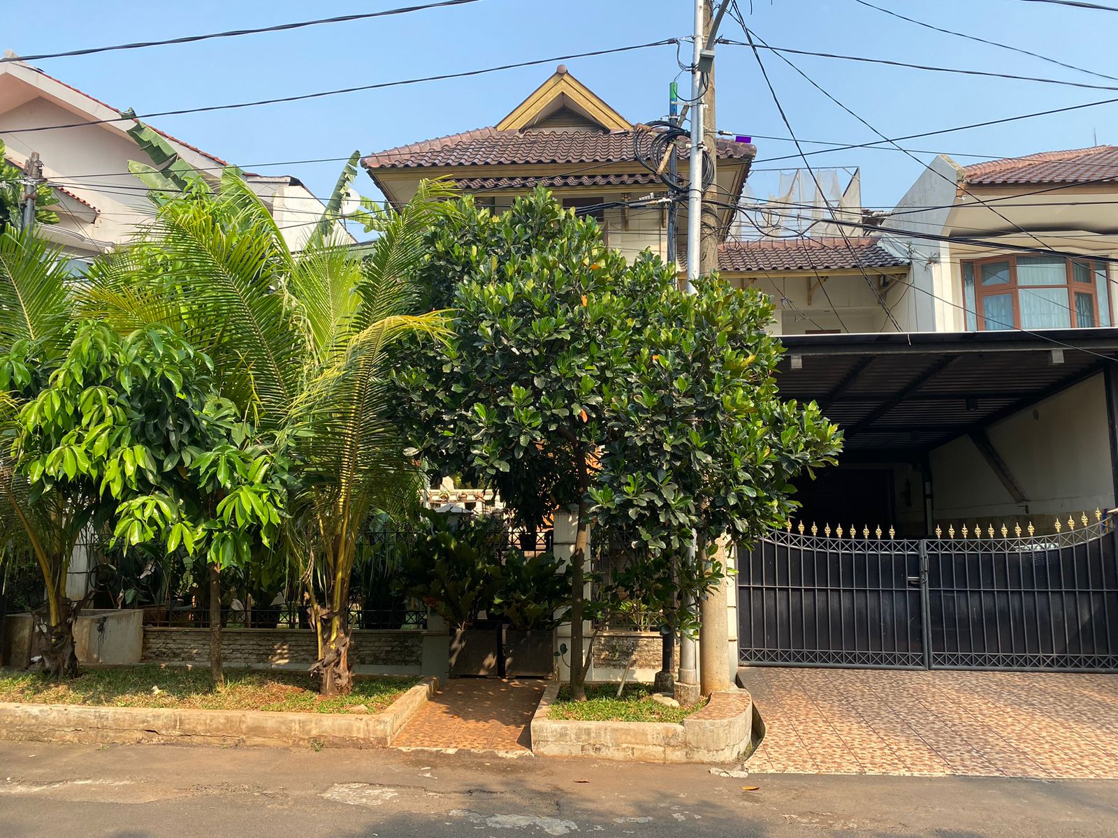 Rumah Klasik Ada Kolam Renang di Jalan Boulevard Komplek Billymoon Pondok Kelapa Jakarta Timur