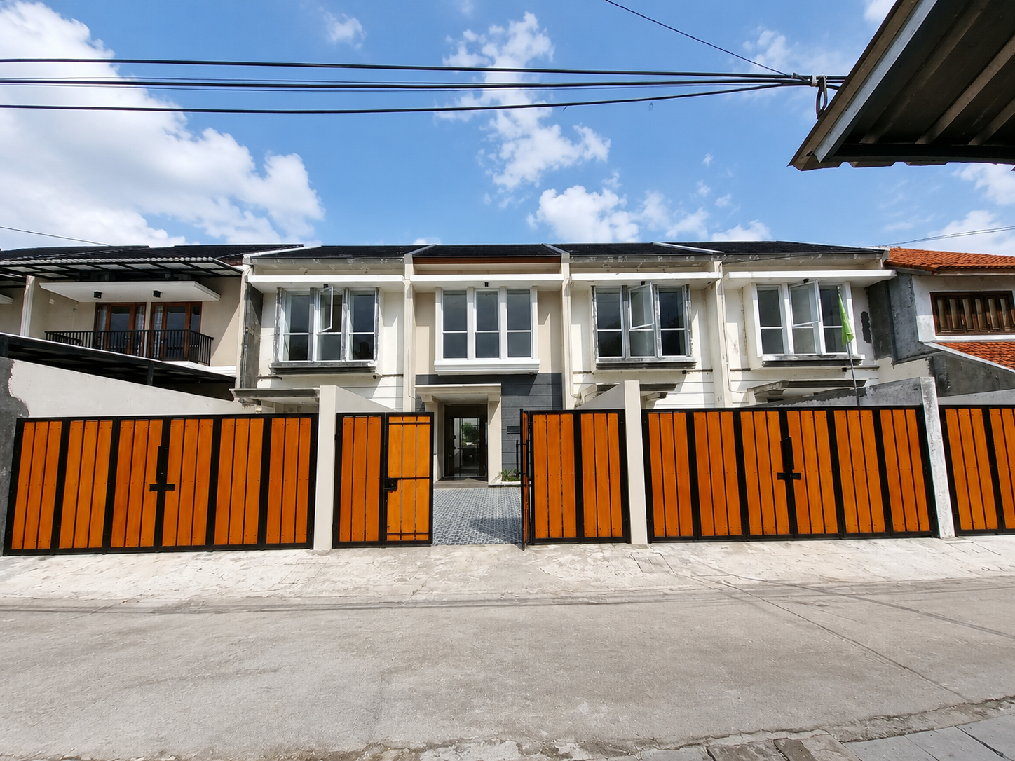 Rumah Minimalis Modern ready stock hanya 4 unit, Lokasi Strategis Hanya 5 menit ke Pintu Toll Jatiwaringin Bekasi